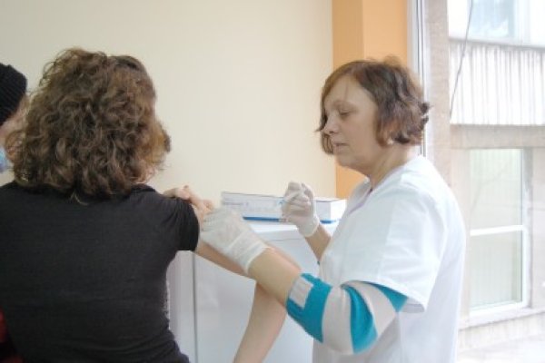 Vaccinarea antigripală nu se mai reia, banii au fost aruncaţi pe Apa Sâmbetei